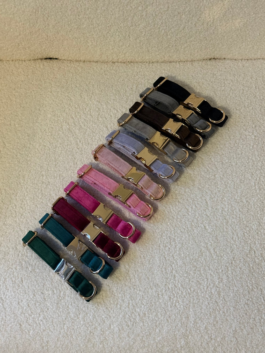 Set: Hundehalsband und Leine aus Samt in verschiedenen Farben und Größen, perfekt für deinen Hund.