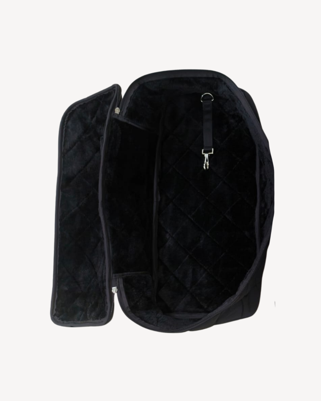 Innenansicht der Trensentasche mit Kunstfell, die Schutz und Pflege für deine Trense bietet.